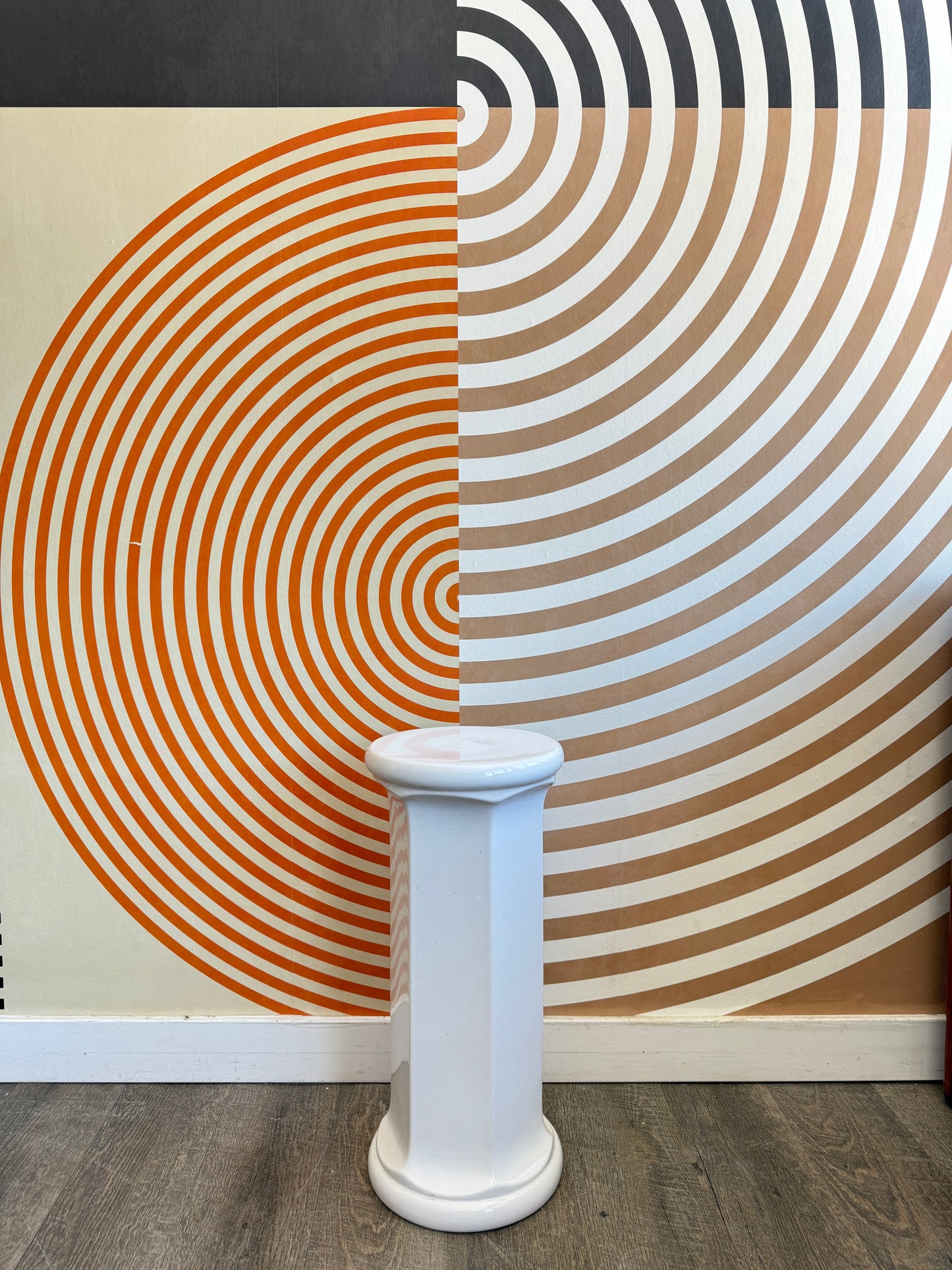 White Ceramic Pilar Stand