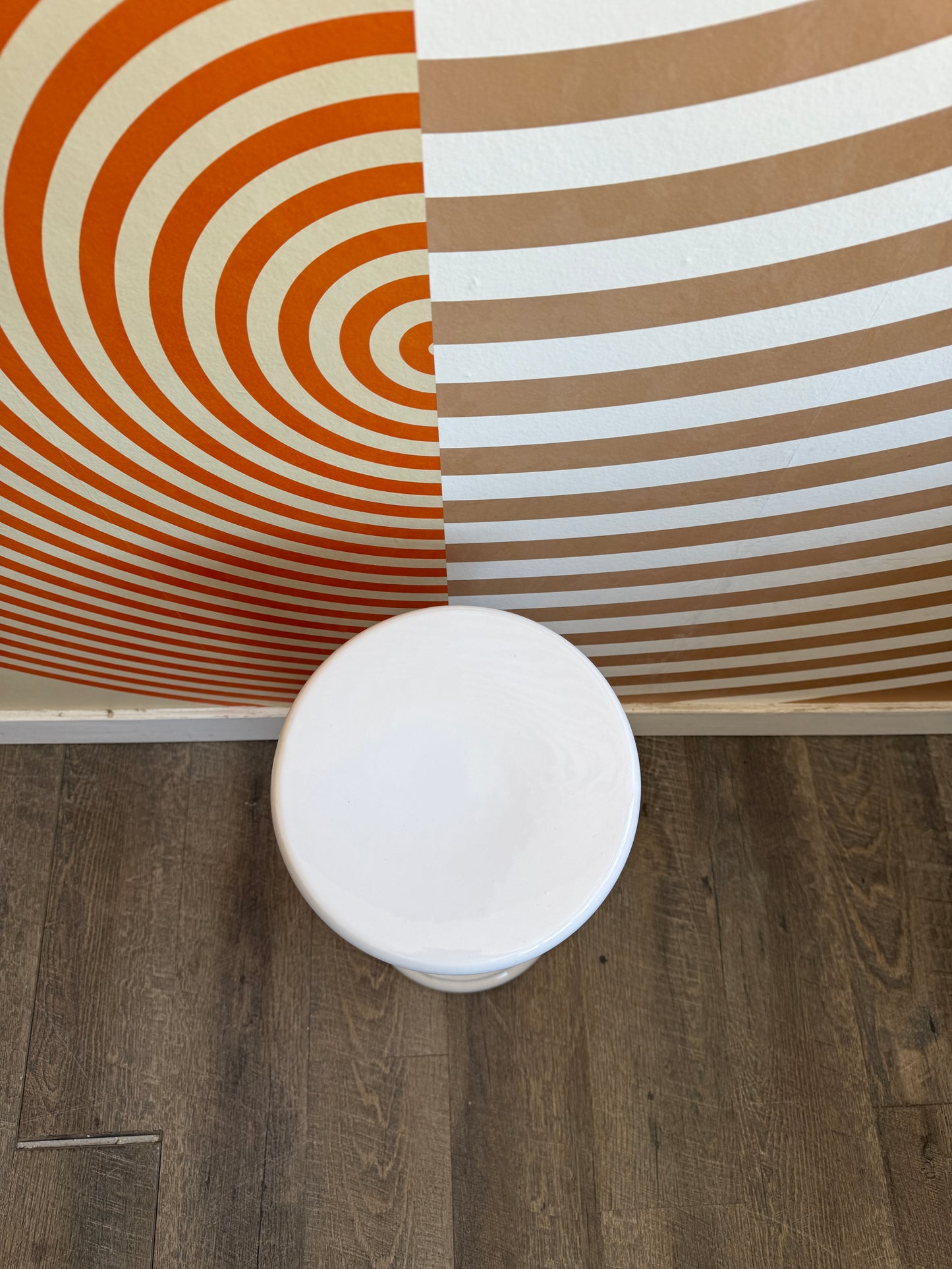 White Ceramic Pilar Stand