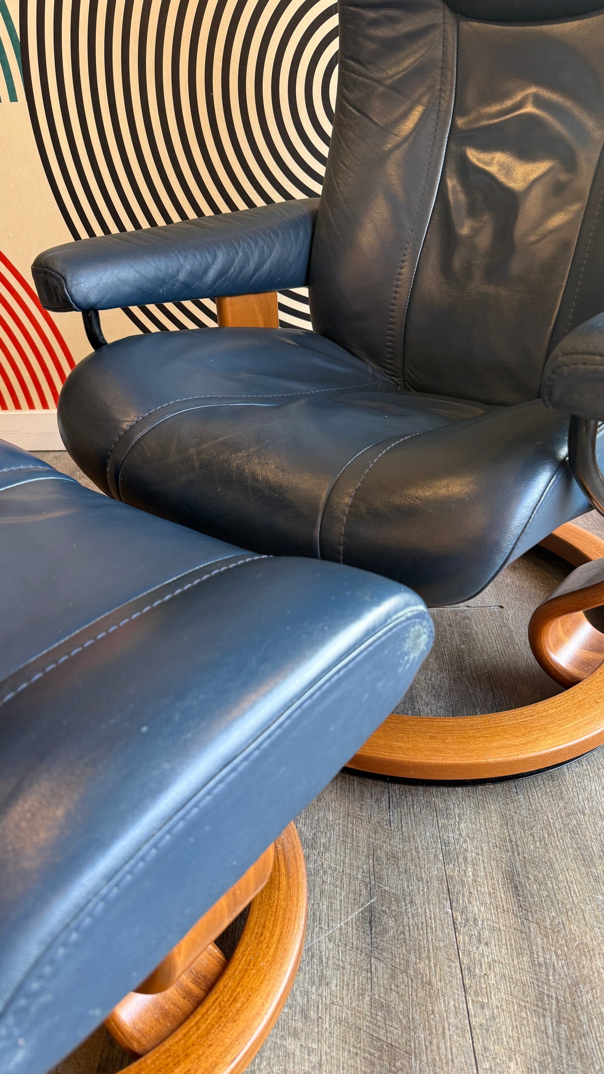 Vintage Ekornes Stressless Leather Recliner & Ottoman – Medium