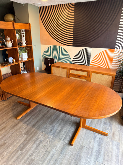 Extendable Round Teak Dining Table by H.Sigh and Sons Mobelfabrik with 2 Leaves