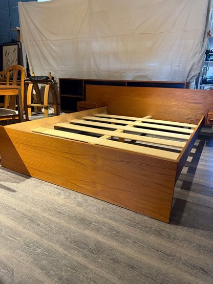 Vintage Queen Size Teak Bedframe with Floating Nightstands