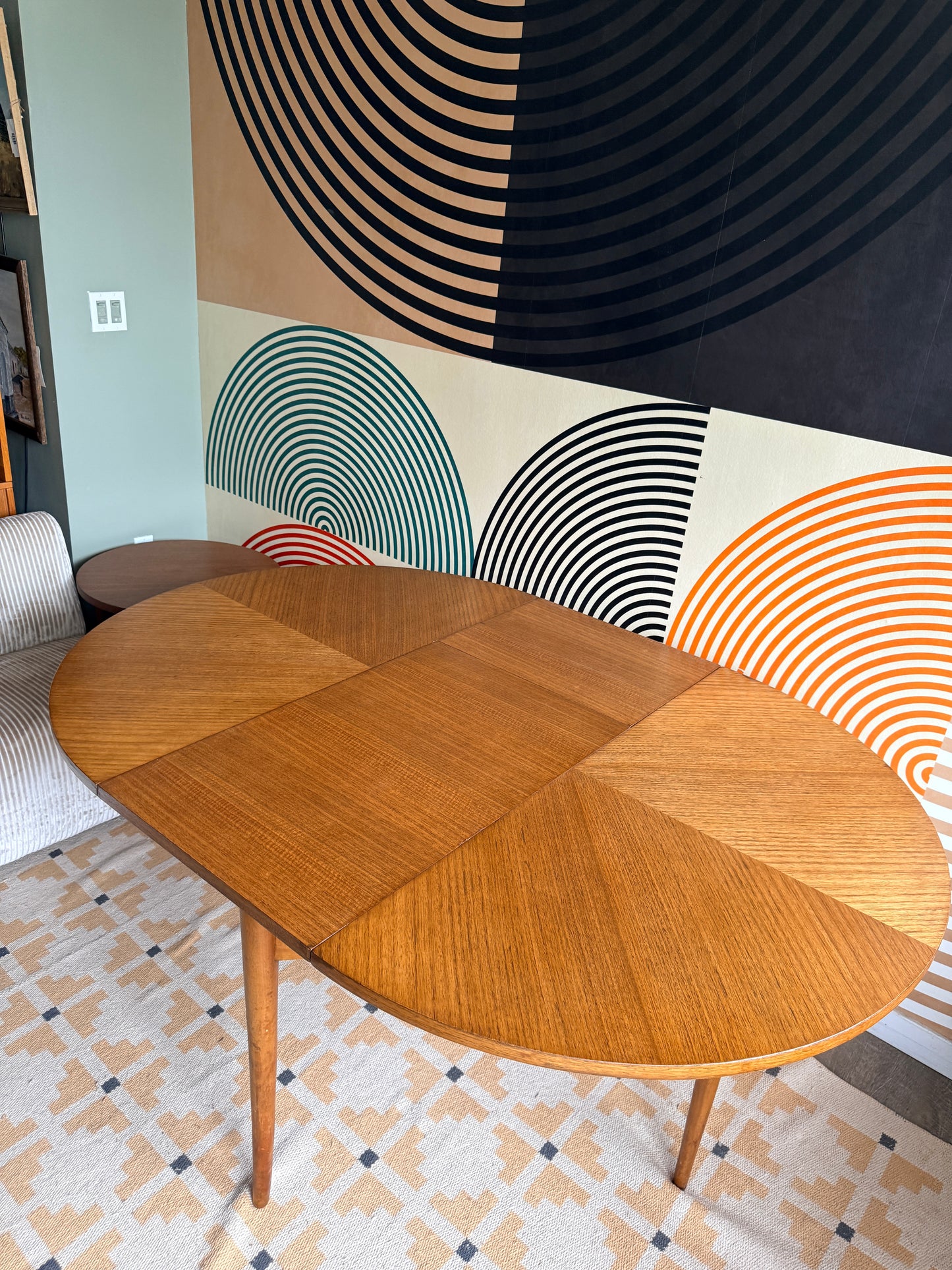 Vintage Round Dining Table with 1 Leaf