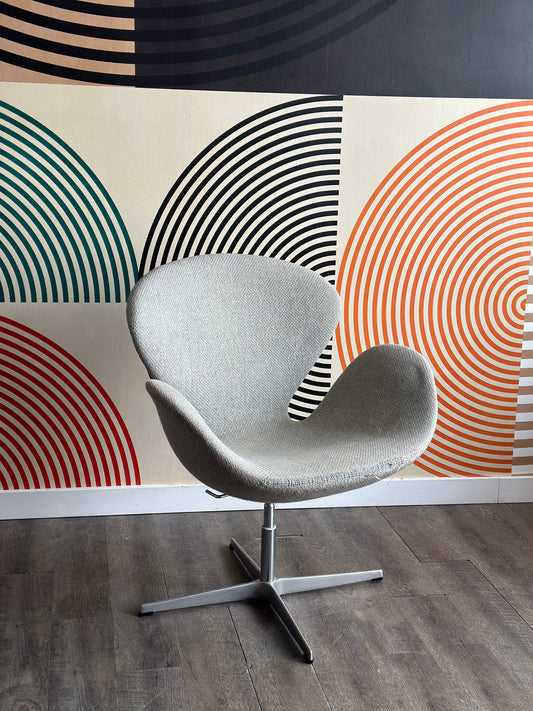 Vintage Swan Chair by Arne Jacobsen for Fritz Hansen (1985)