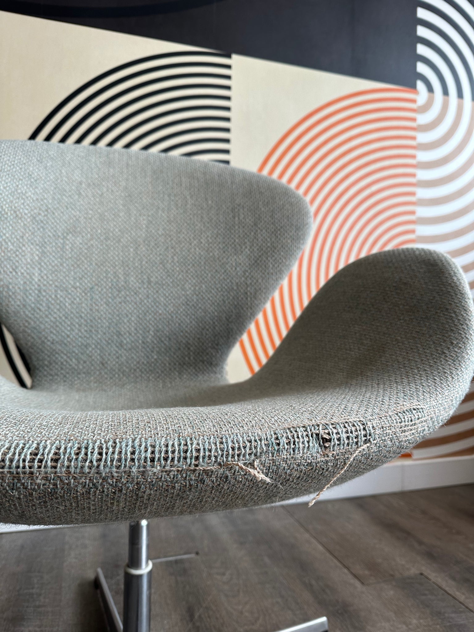 Vintage Swan Chair by Arne Jacobsen for Fritz Hansen (1985)